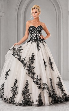 Vestido de noche largo hasta el suelo, sin tirantes, de encaje blanco y tul, confeccionado a medida.