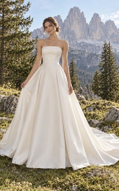 Sencillo vestido de novia palabra de honor de satén, corte en A, con cola larga hasta el suelo.