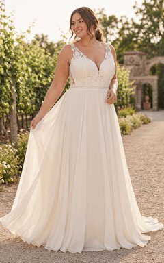 Robe de mariée romantique grande taille en mousseline de soie, col V, bretelles en dentelle, coupe trapèze, dos nu, à bretelles en dentelle et décolleté en V
