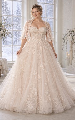 Vestido de novia de tul floral color rosa empolvado con escote corazón y capa corta.