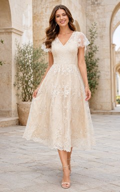 Vestido formal de gala color marfil con escote en V, mangas con volantes y encaje floral, corte en A, para presentación de té.