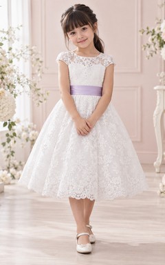 Vestido de niña de flores blanco modesto hasta la rodilla con estampado floral, corte en A, mangas cortas de encaje y fajín lavanda.