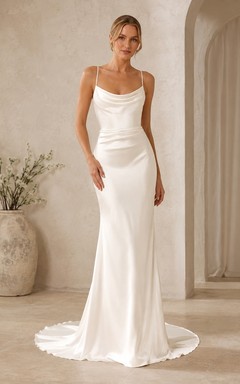 Robe de mariée fourreau drapée à traîne balayée pour cérémonie.