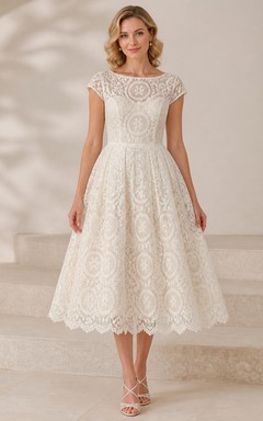 Vestido de novia vintage de encaje de ganchillo con escote barco y corte en A, largo hasta la rodilla.