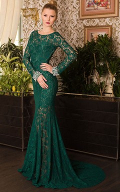 Vestido largo de encaje con escote tipo ojo de cerradura, cola de sirena, detalles de joyas, mangas largas y pliegues.