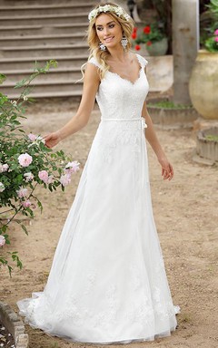 Robe de mariée simple en dentelle à manches courtes et col en V, coupe trapèze, avec effet illusion.
