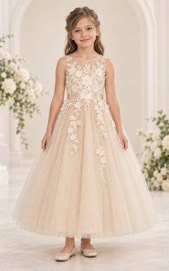 Champagnerfarbenes, ärmelloses, knöchellanges Blumenmädchenkleid aus Tüll mit floralem A-Linien-Design und Illusion-Ausschnitt.