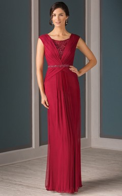 Langes, plissiertes Kleid mit kurzen Ärmeln und Kristall-Illusionsrücken für die Mutter der Braut