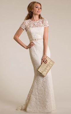 Vestido de novia vintage de encaje con cuello alto y mangas cortas, corte recto y efecto ilusión.