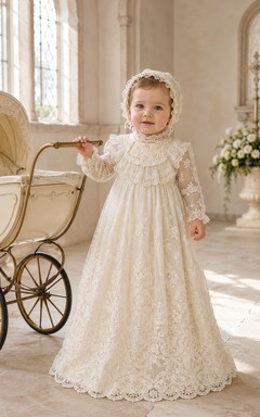 Vestido de bautizo modesto de estilo clásico, corte en A, largo hasta el suelo, cuello alto, manga larga, tul, encaje y botones en la espalda.