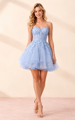 Robe de cocktail courte bleu poudré à décolleté cœur et ourlet en tulle fleuri, coupe trapèze, pour bal de promo