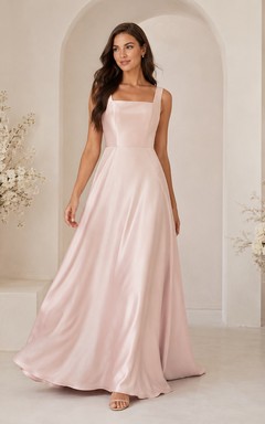 Robe de mariée simple en satin rose poudré, col carré et bretelles carrées, coupe trapèze.