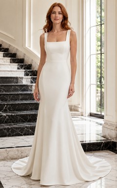 Vestido de novia minimalista de satén estilo sirena con escote cuadrado, sin mangas y cola larga.
