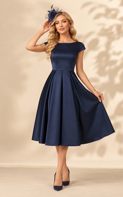 Robe trapèze bleu marine à manches bateau et ourlet mi-longue en satin.