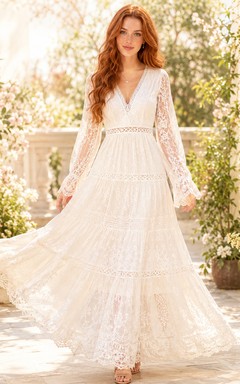 Robe de mariée bohème champêtre en mousseline de soie à col en V, manches cloche et volants, ornée de dentelle et de volants.