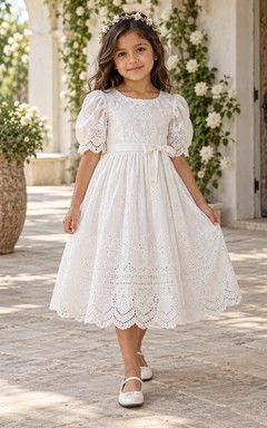 Vestido de niña de flores blanco modesto de corte A con estampado floral y mangas abullonadas de encaje, largo hasta la rodilla y borde festoneado.