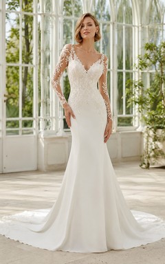 Robe de mariée sirène de luxe en satin fleuri à col en V, manches longues et col en V, avec traîne courte.
