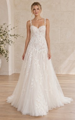Robe de mariée en tulle à taille basse, bretelles fleuries, décolleté cœur et traîne courte