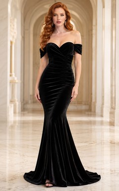 Black Off-Shoulder Sweetheart Ruched Velvet Mermaid Court Train Formal Gown