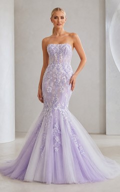 Lavendelfarbenes Meerjungfrauen-Brautkleid aus Spitze und Tüll, trägerlos, ärmellos, mit Schleppe