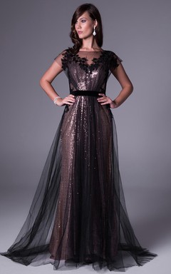 Vestido de fiesta largo estilo barcoau de manga corta con apliques de lentejuelas, cola y espalda en V.