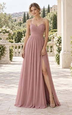 Vestido de dama de honor sencillo, color rosa empolvado, con tirantes finos, escote corazón, sin mangas, fruncido, de gasa, con abertura y corte en A, largo hasta el suelo.