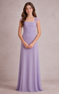 Lavendelfarbenes, ärmelloses Etuikleid für junge Brautjungfern mit eckigem Schnitt und Mesh-Einsätzen, elegant