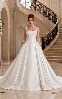Vestido de novia de satén y tul, estilo princesa, con escote cuadrado, sin mangas, cola larga y espalda en V baja.
