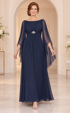 Vestido de novia azul marino de corte imperio, largo hasta el suelo, de gasa sencilla, con mangas tipo capa y broche.