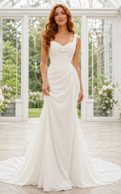 Robe de mariée minimaliste en satin, coupe sirène, col bénitier, sans manches, traîne.