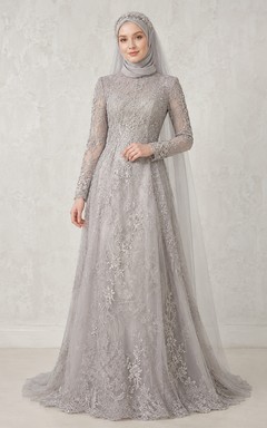 Schlichtes muslimisches Brautkleid aus silberner Spitze mit hohem Kragen, Studio-Design