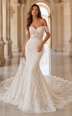 Robe de mariée courte sirène en dentelle romantique, épaules dénudées, appliques cathédrale et fermeture éclair raffinée au dos