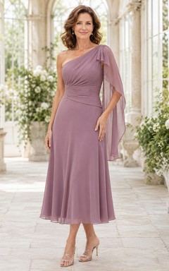 Vintage-Cocktailkleid aus mauvefarbenem Chiffon in Teelänge, A-Linie, romantisch, mit asymmetrischem Cape-Ärmel und einseitig drapiertem Schulterbereich – perfekt für die Mutter der Braut.