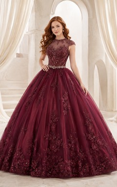Vestido de quinceañera color borgoña con apliques, encaje joya, manga corta y estilo romántico hasta el suelo.