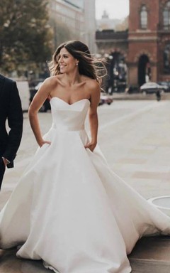 Robe de mariée unie simple, coupe trapèze, dos nu, bustier cœur et traîne chapelle