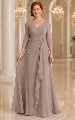 MOB-Kleid aus taupefarbenem Chiffon in A-Linie mit 3/4-Ärmeln, V-Ausschnitt und bodenlangen Rüschen.