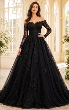 Vestido de noche largo de encaje floral negro con escote corazón, hombros descubiertos y cola de corte princesa.