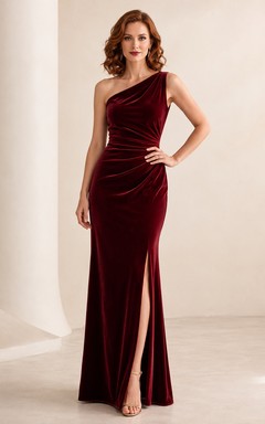 Robe de soirée bordeaux asymétrique en velours fendue