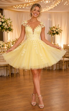 Vestido de novia corto de corte A con cuello alto, encaje ilusión y tul color amarillo pálido