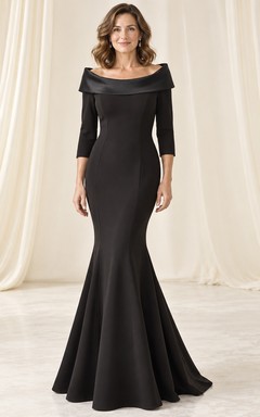 Vestido de noche formal negro estilo sirena, con escote palabra de honor, cuello ancho tipo retrato y mangas tres cuartos hasta el suelo.
