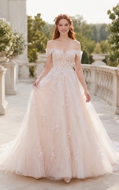 Robe de mariée romantique en dentelle florale rose poudré, épaules dénudées, coupe trapèze, traîne courte