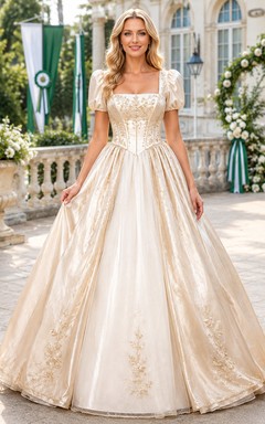 Elegantes, champagnerfarbenes Ballkleid aus Spitze, bodenlang, mit eckigen Puffärmeln