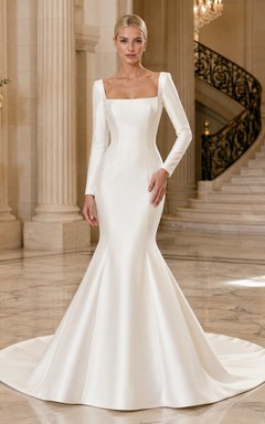 Vestido de novia minimalista de corte sirena con escote cuadrado, manga larga y cola larga.