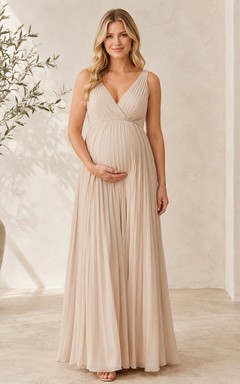 Robe de cérémonie longue en mousseline de soie champagne plissée, col en V et bretelles, coupe empire.