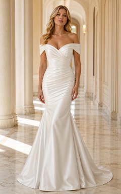 Robe de mariée élégante en satin, sexy, décolleté épaules dénudées, bustier cœur, froncée, traîne sirène.
