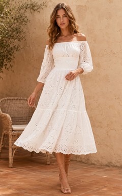 Robe de mariée mi-longue à volants, épaules dénudées et manches bouffantes en dentelle