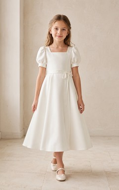 Vestido de niña de las flores, color marfil, satén, corte en A, manga corta, cuello joya, largo hasta la rodilla.