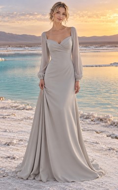 Sencillo vestido de novia plateado de manga larga, corte recto, con escote corazón y corpiño fruncido cruzado.