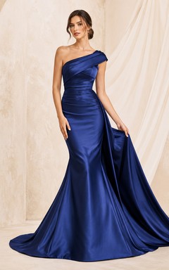 Robe de mariée sirène asymétrique en satin de la Marine royale, froncée à une épaule, style chapelle