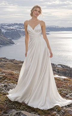 Sencillo vestido de novia de charmeuse con escote en V, corte en A, tirantes finos y corpiño fruncido.